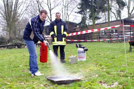 Sicherheitstag - Übung mit Feuerlöschern